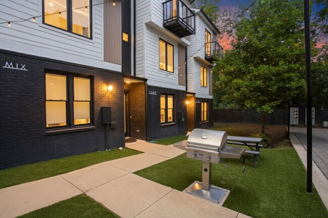 Building Photo - 766 E Argyle Ave