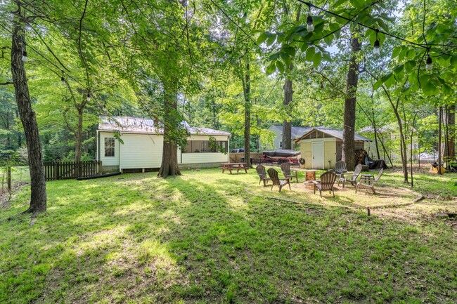 Building Photo - Available Early August! Beautiful 3-bedroo...