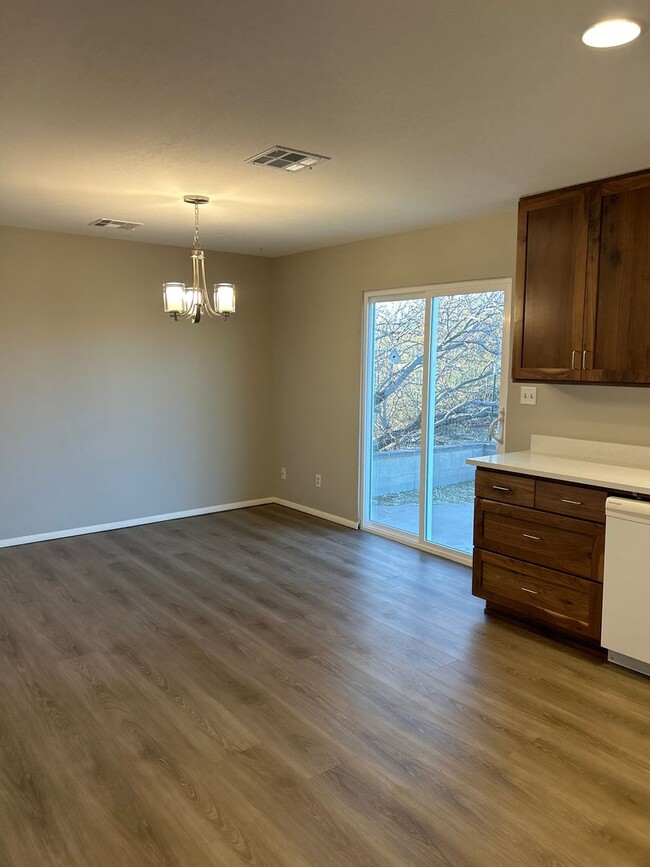 Building Photo - Updated Three Bedroom Home in Washington w...