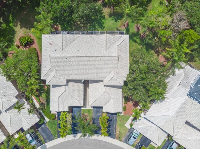 Building Photo - 2098 Madeira Dr