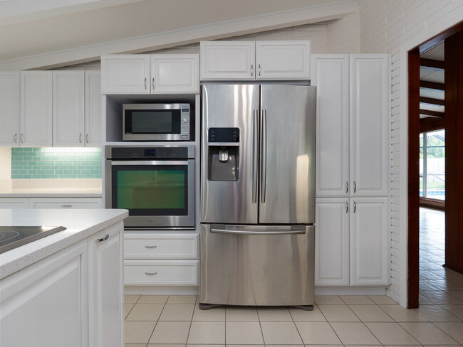Building Photo - Spacious 5-Bed, 4-Bath Sarasota Home with ...
