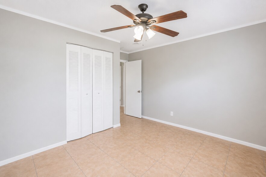 Building Photo - 1218 Giller Ave