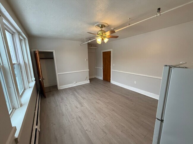 Building Photo - 423 Pelham St