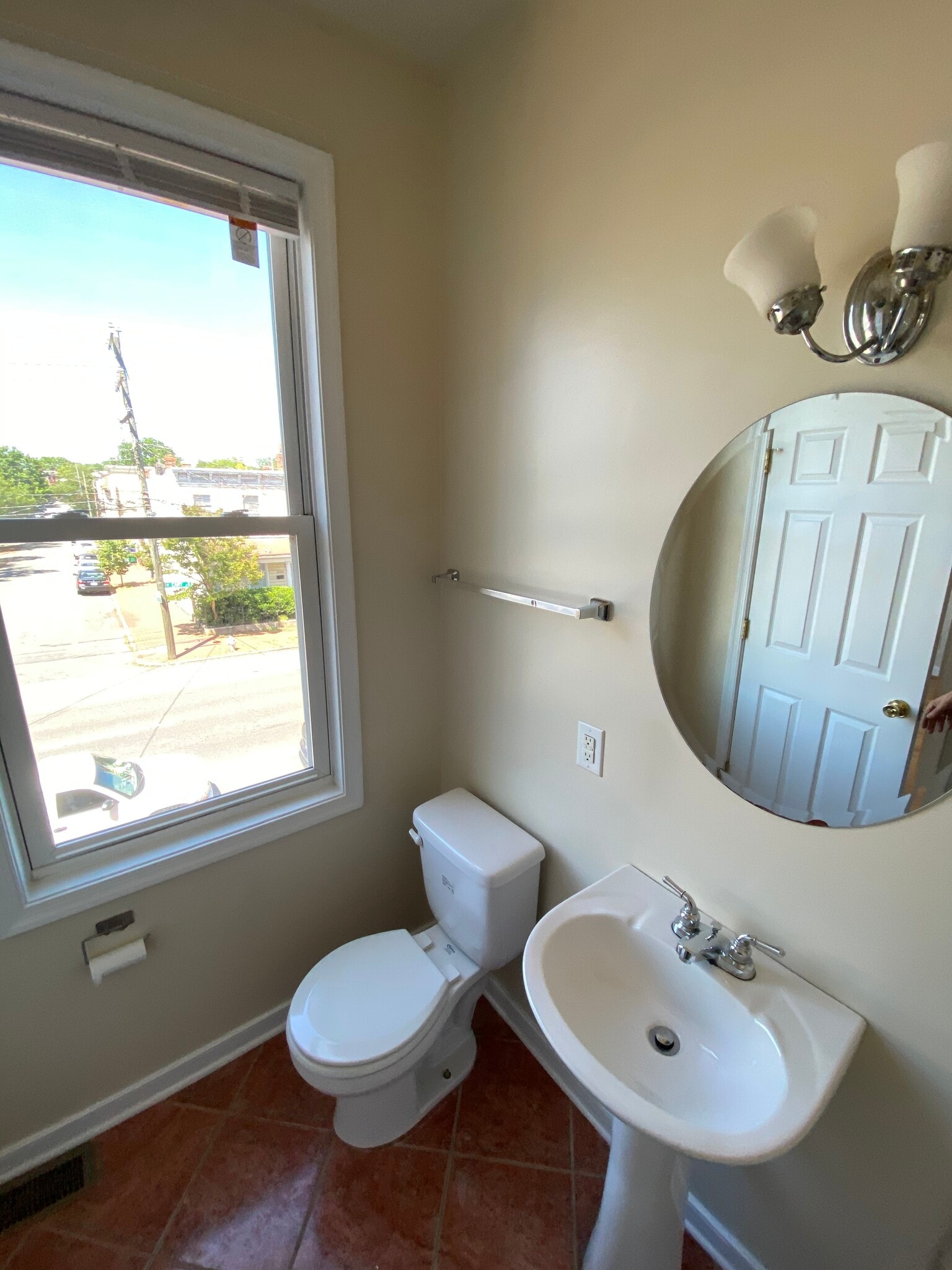 Building Photo - 1261 W Cary St