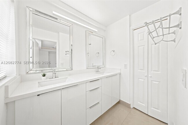 Building Photo - 9674 Fontainebleau Blvd