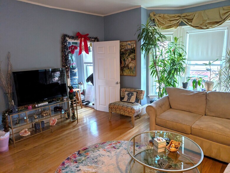 Building Photo - 636 Moody St