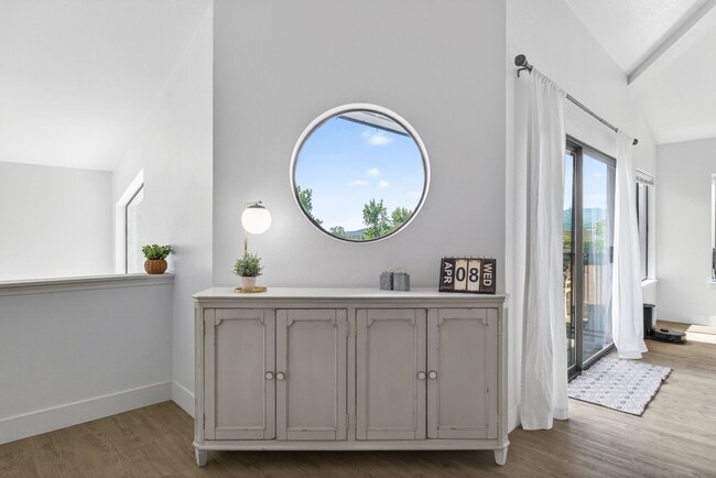 Building Photo - 2 Bedroom Condo for Rent in Redding CA | Pool, Spa, Fireplace, Balcony