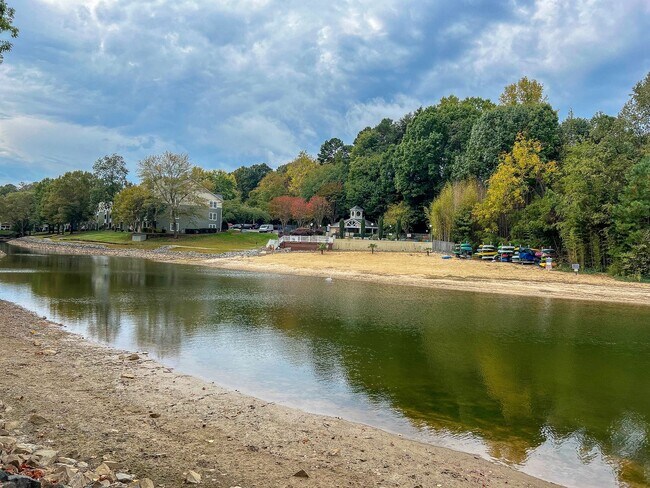 Building Photo - Amenity rich water front condo ready for move in!