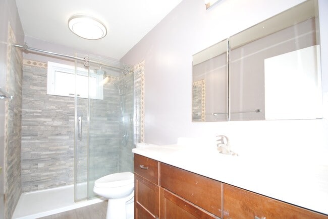 Building Photo - Gorgeous 4 bed / 2 bath with Heated Garage