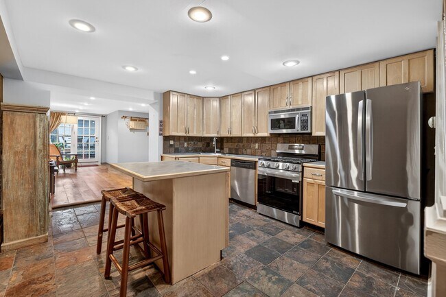 Building Photo - 211 4th St