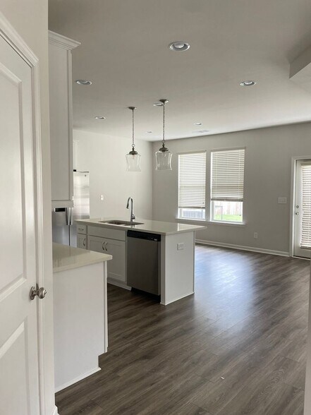 Building Photo - 2810 Aralynn Wy