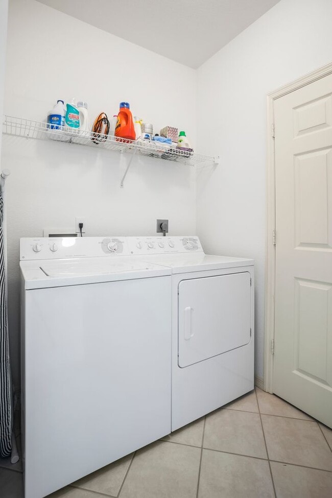 Building Photo - ** CROWN POINTE SHORES ** 2 BED + DEN / 2 BATH - GARAGE - TURNKEY FURNISHED - ANNUAL RENTAL