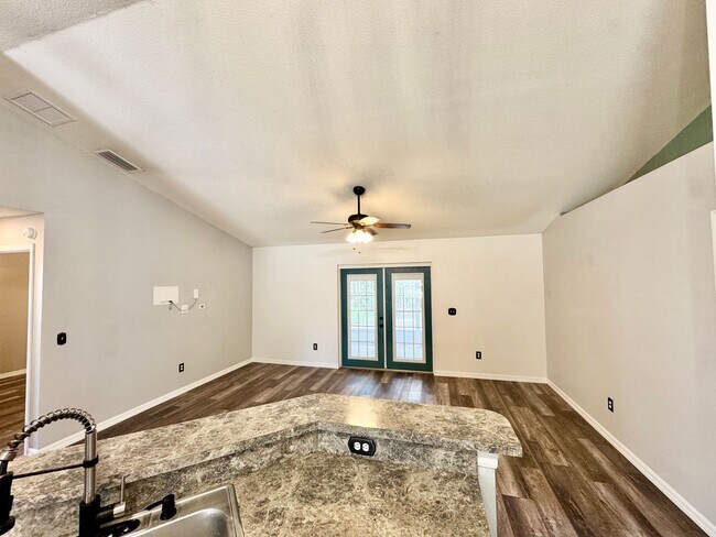 Building Photo - Spacious 3 Bedroom 2 Bath home, close to lake Minneola and Downtown Clermont