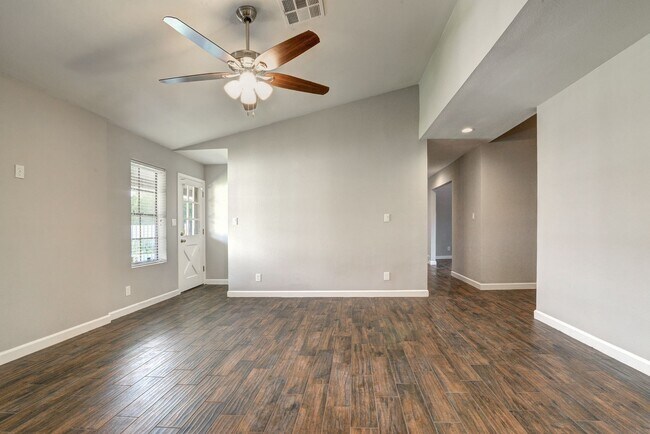 Building Photo - HUGE House In Tempe Close to ASU