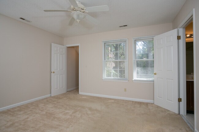 Building Photo - Charming 2BR & 2.5BA Townhome with Dual Primary Suites in Woodstream Glen