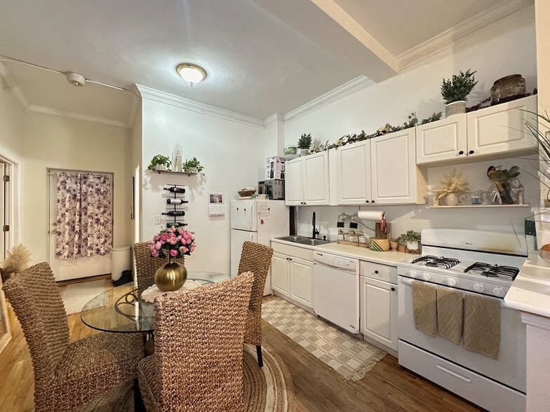 Building Photo - 918 Green Bay Rd