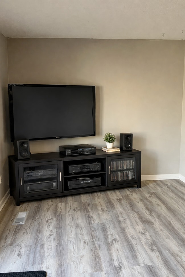 Building Photo - 7272 Shellburne Dr