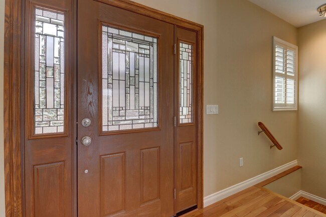 Building Photo - Incredible Home with Lake Views!