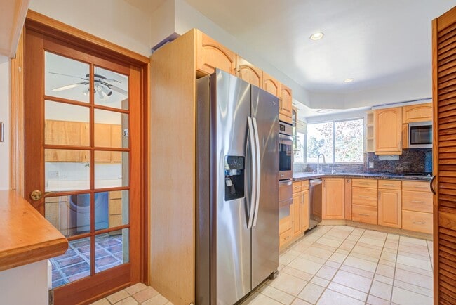 Building Photo - HOLIDAY SPECIAL***2 WEEKS FREE** 3 Bed/2 Bath Oasis in Royal Woods - Available Now