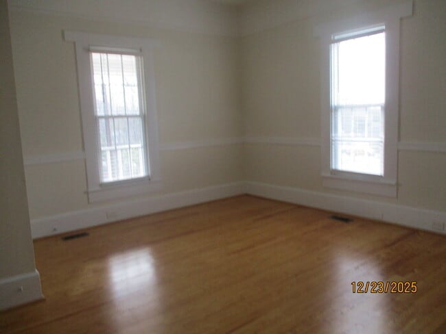 Building Photo - 406 S Rose Ave