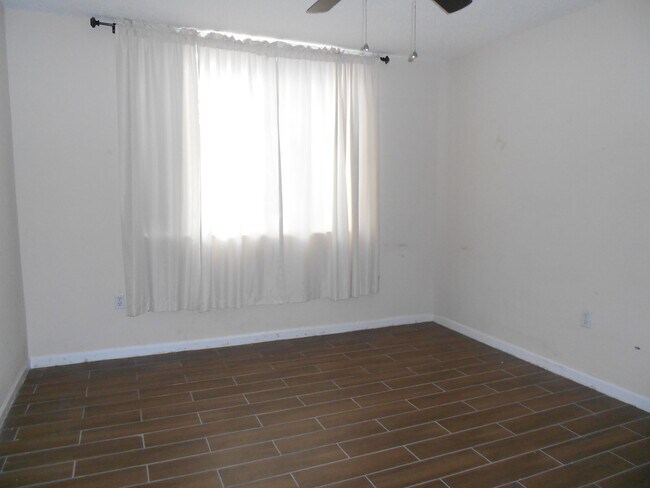 Building Photo - 300 Scotia Dr