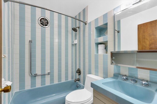 Building Photo - 1803 Golfview Dr