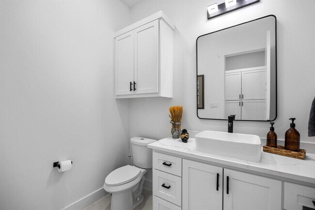 Building Photo - 32810 Oak Creek Dr