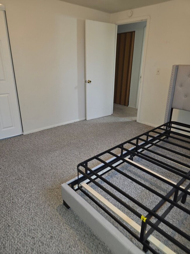 Building Photo - Condo/Townhome