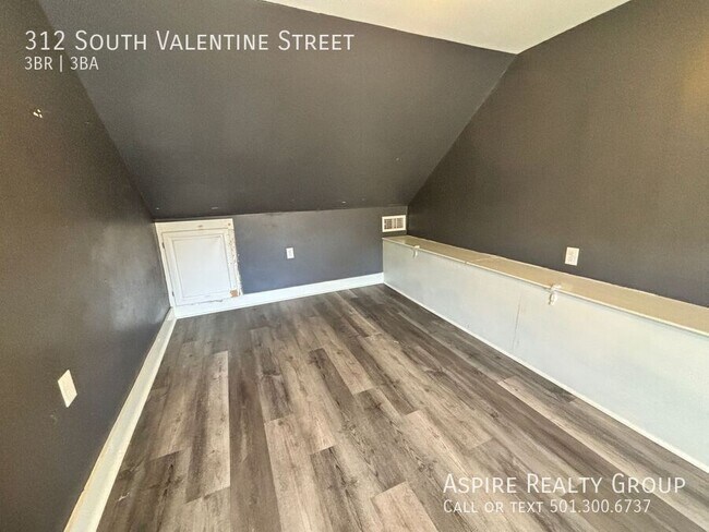 Building Photo - 312 S Valentine St