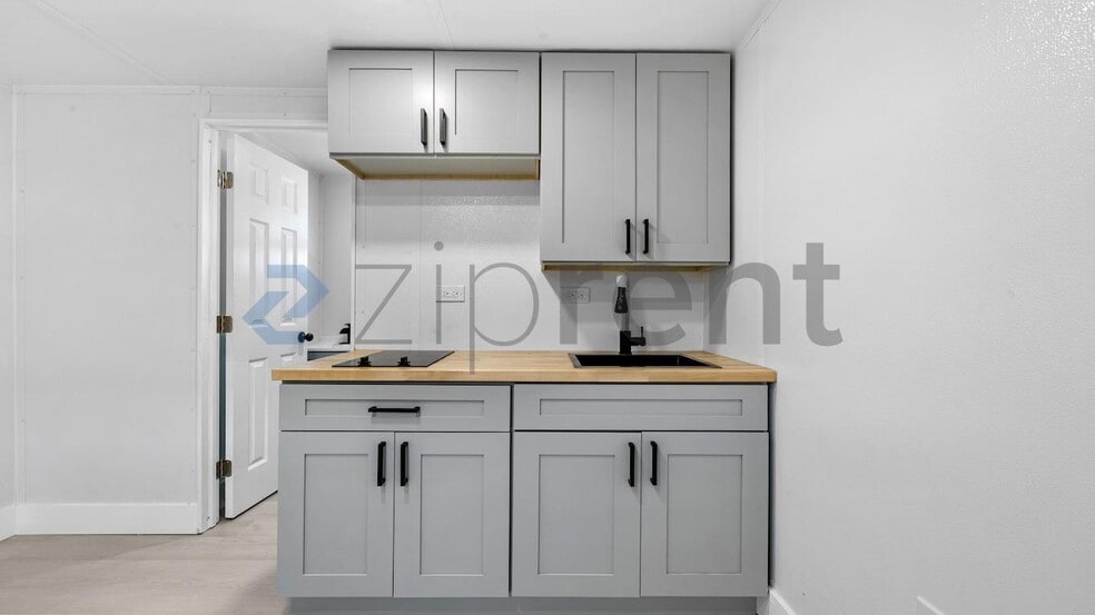 Building Photo - Unit C