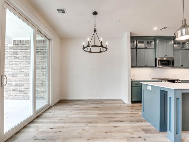 Building Photo - Luxury, Zero Maintenance Living Townhome