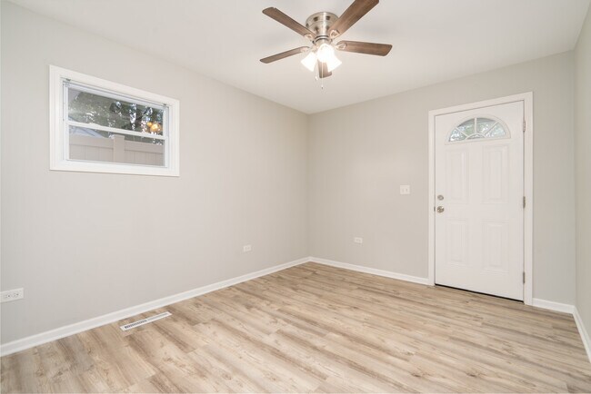 Building Photo - 6 E Briarwood Dr