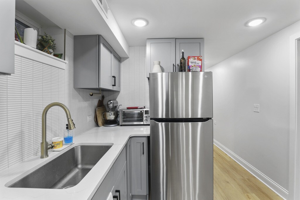 Building Photo - 520 N Ada St