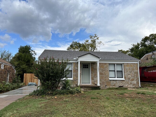 Primary Photo - 1441 NE 10th St