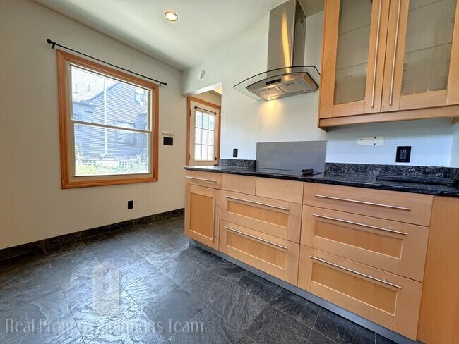 Building Photo - Beautiful home in Clintonville