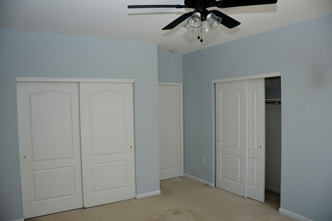 Building Photo - ENJOY CAREFREE LIVING AT IT'S BEST W/ PRIME LOCATION NEAR TOWN CENTER!!