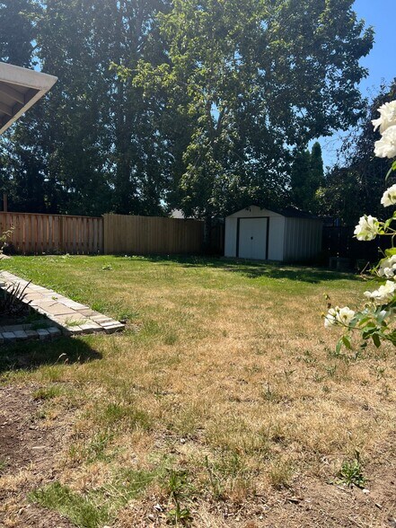 Building Photo - 1577 NE 237th Ave