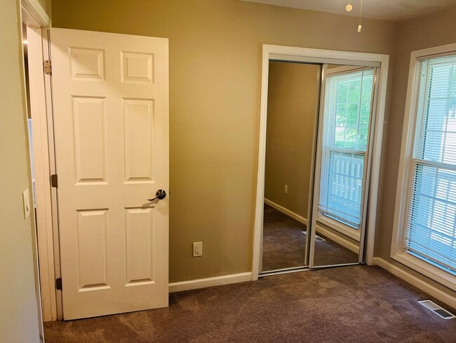 Building Photo - Beautiful 3 bedroom, 3 bathroom with large...