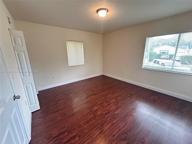 Building Photo - 2880 Pine Tree Dr