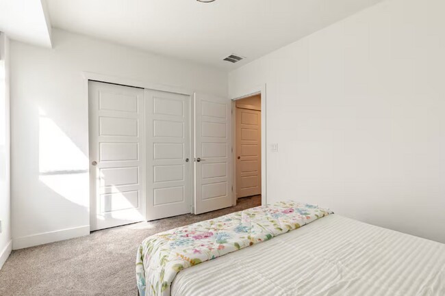 Building Photo - 2824 W Parkside Pl