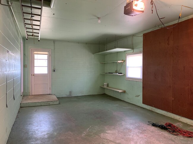 Building Photo - Move-in ready!! Bonus room that could easi...