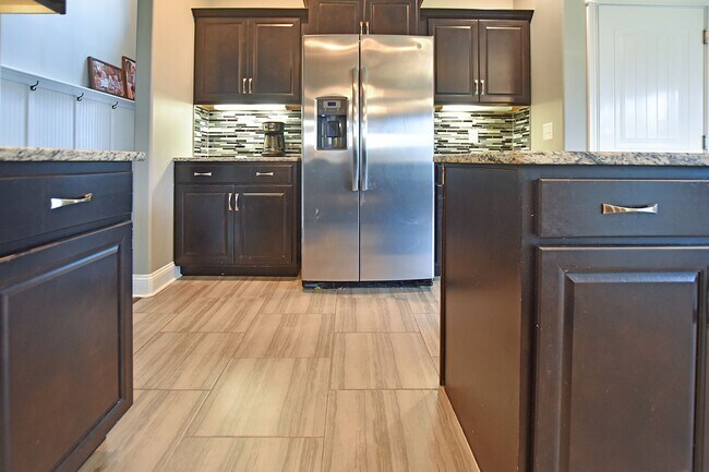 Building Photo - Pet Friendly Five Bedroom!