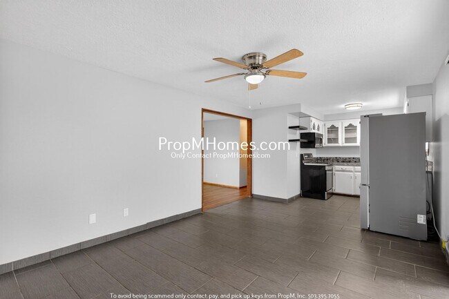 Building Photo - Updated Three Bedroom Home in Oregon City!