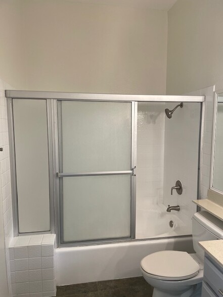 Master Bath - 3246 Darby St