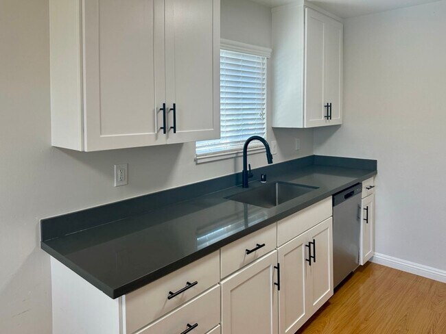 Building Photo - Spacious 2 Bedroom a Bath Upstairs Apartme...