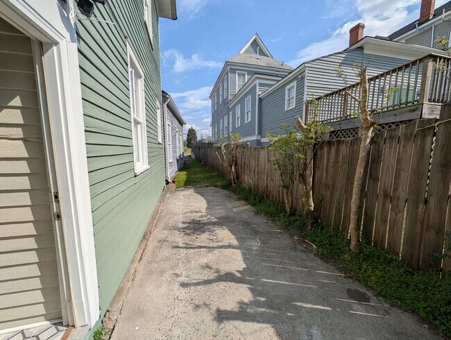 Building Photo - Huge 4 bedroom in prime downtown location!