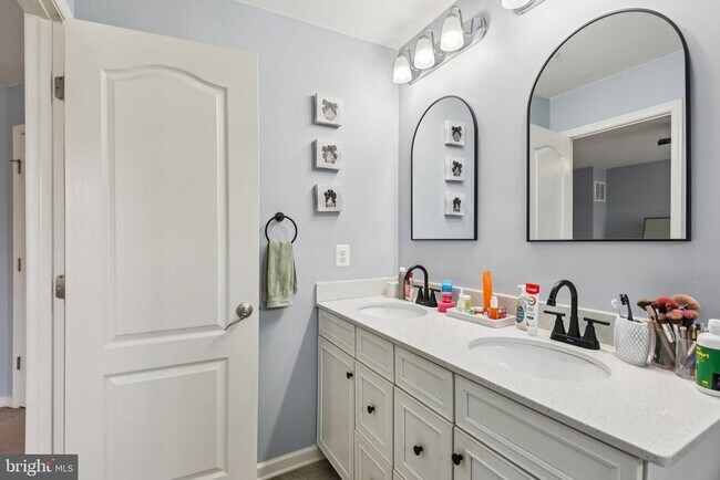 Building Photo - 1306 Hawk Hollow Dr