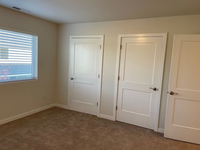 Building Photo - End Townhouse Unit in South Medford/Phoenix Area