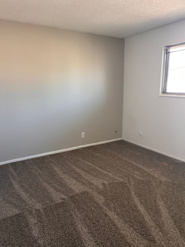 Building Photo - Look & Lease  $500.00 off 1st Month Rent !...