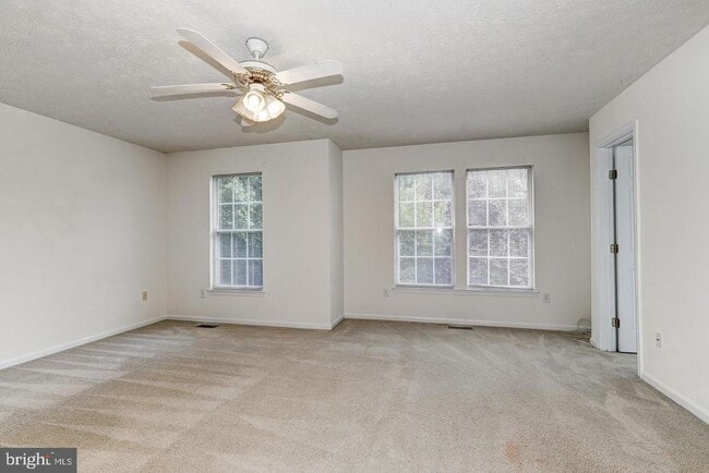 Building Photo - 6263 Woodcrest Dr